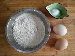 刀削炸酱面,准备主要食材，普通面粉，鸡蛋和食盐。