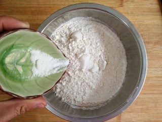 刀削炸酱面,将盐加入面粉中，搅拌均匀，加盐是为了让面更劲道。