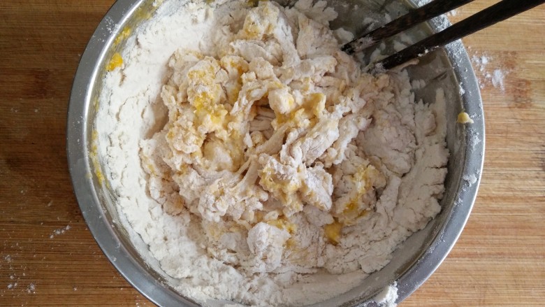 刀削炸酱面,将鸡蛋直接磕入面粉，用筷子搅拌成絮状。（300克面粉加入两个鸡蛋120左右，和出的面是比较硬的，这样的面适合做刀削面和手擀面）