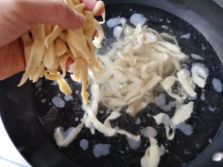 刀削炸酱面,锅中宽水煮至微开时下入刀削面。