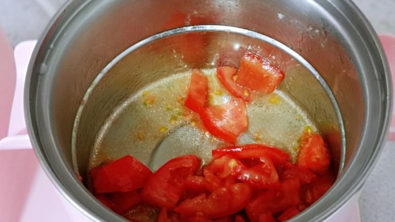 快手早餐～虾仁时蔬面疙瘩,另起油锅，加入切好的番茄翻炒，炒至番茄变软。