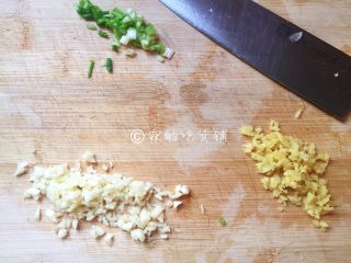 鱼香杏鲍菇,先把姜蒜切成末，小葱切葱花。