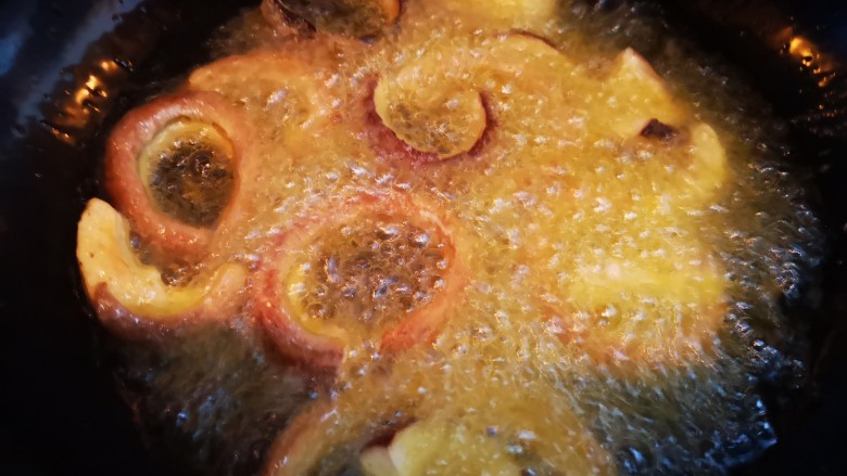 干烧素鳝段,油锅烧至八成热，放入香菇段炸制