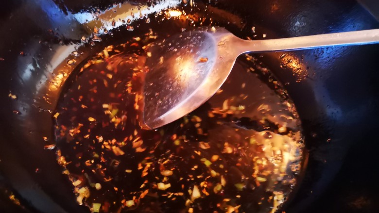 干烧素鳝段,锅中留底油放入葱白末和姜末爆香后加入清水
