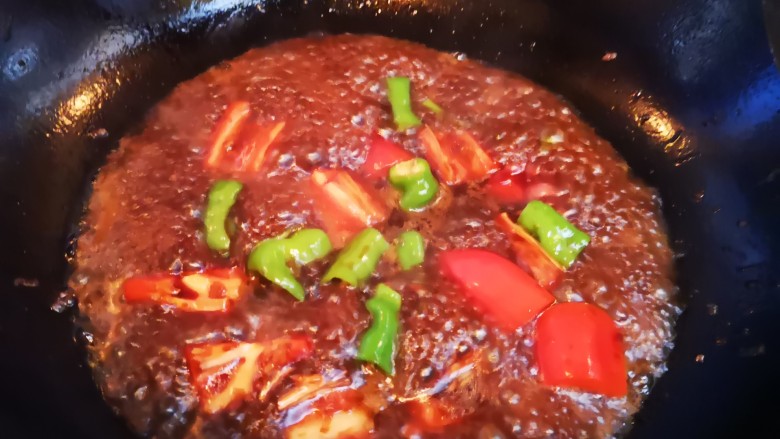 干烧素鳝段,加入青红椒