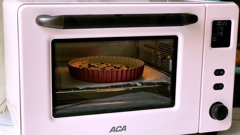 蜜豆奶酪派,烤箱上下火175度提前预热，预热好了放入派盘，中层烘烤27分钟。