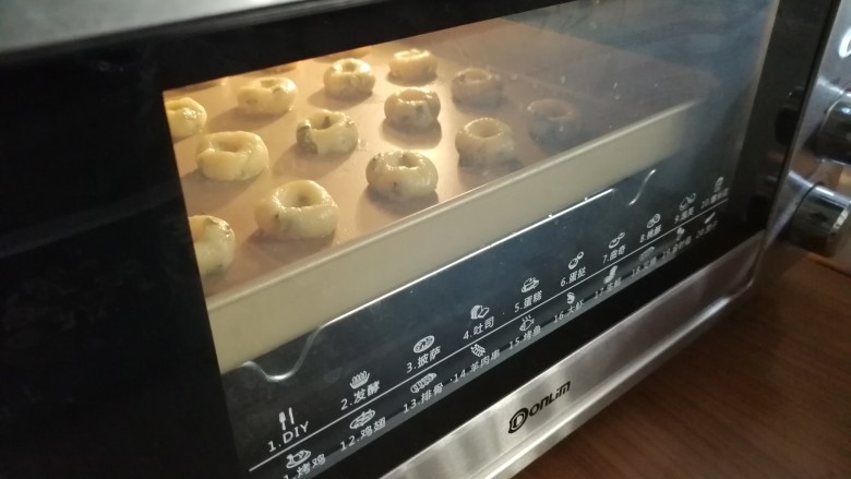 香葱桃酥,放入已经预热到170度的东菱烤箱中下层烘烤18分钟左右