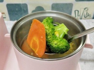 鸡胸蔬菜饼,锅里做水烧开，依次下入胡萝卜，西兰花，玉米焯水