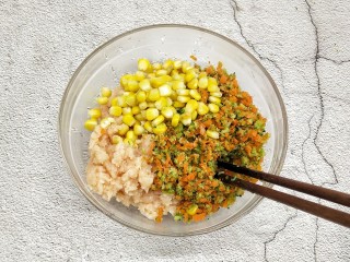 鸡胸蔬菜饼,接着把西兰花还有胡萝卜放进去搅拌成末，和玉米一块放入碗中