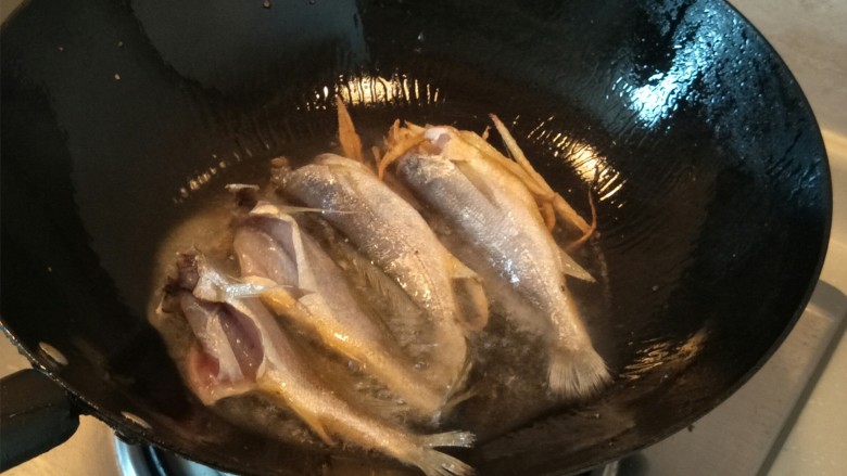豪华版黄鱼面,改中小火，放入腌制好的小黄鱼煎