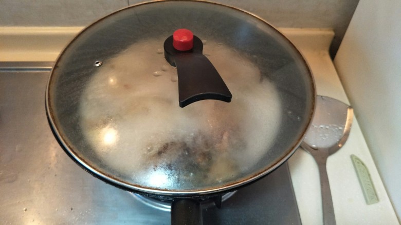 豪华版黄鱼面,盖锅盖大火煮十分钟。汤底会变乳白色。