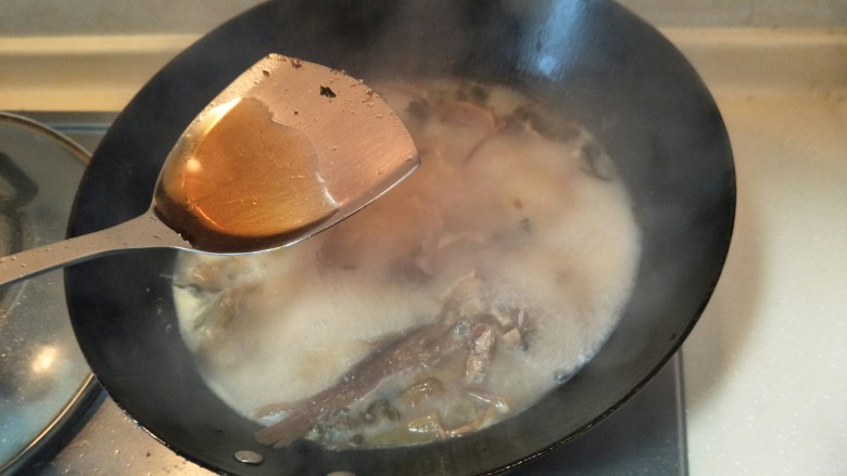 豪华版黄鱼面,等汤底变成白色以后放入一勺料酒。