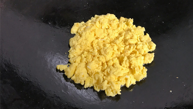 地皮菜炒鸡蛋,油热后倒入鸡蛋液，稍凝固后快速将它划散，盛出待用。
