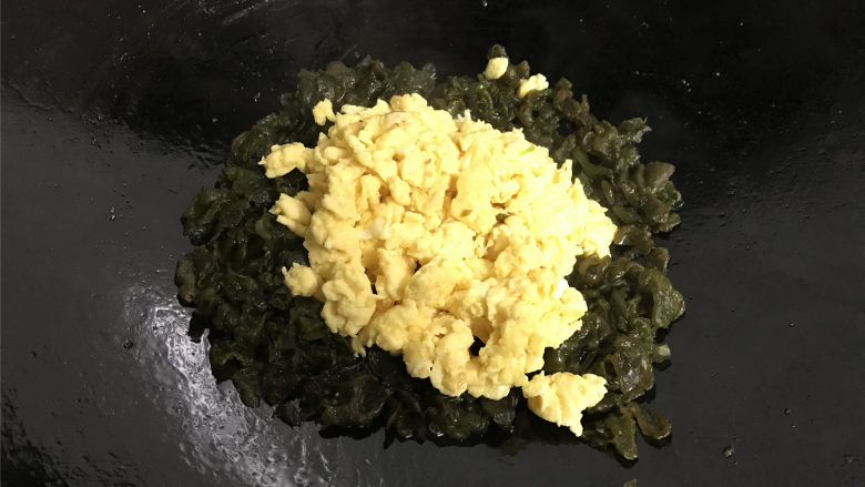 地皮菜炒鸡蛋,再把炒好的鸡蛋放入一起翻炒均匀。