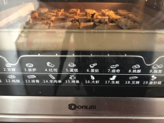 香烤吐司条,烤箱上下火175度预热5分钟，烤12分钟出炉