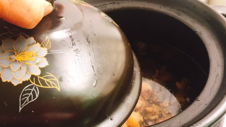 双菇煲鸡汤,然后盖子盖好，大火煲开转中火20分钟