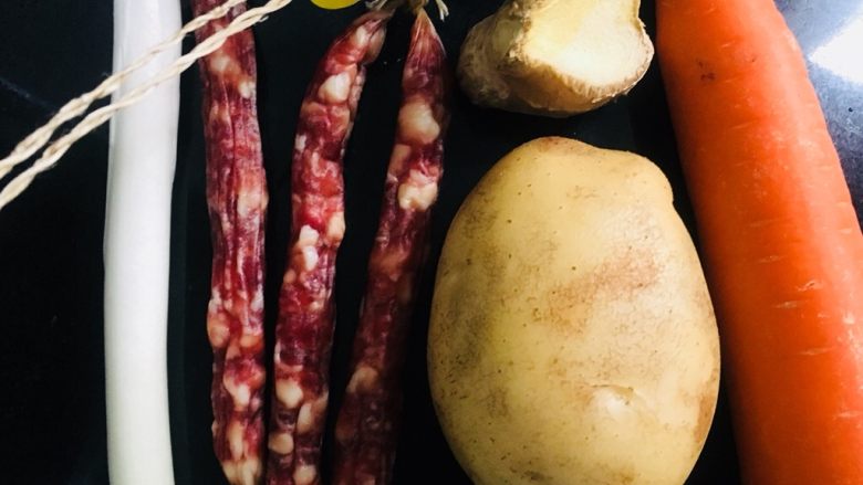 土豆香肠胡萝卜焖饭,准备所需食材如图
