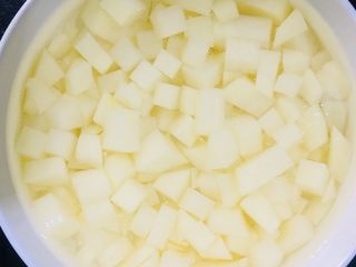 土豆香肠胡萝卜焖饭,土豆去皮洗净切成小块放入清水中，防止氧化