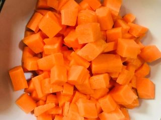 土豆香肠胡萝卜焖饭,胡萝卜去皮洗净切成小块备用