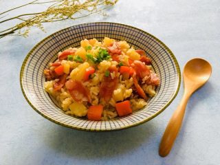 土豆香肠胡萝卜焖饭,装碗撒上葱花点缀即可享用了。