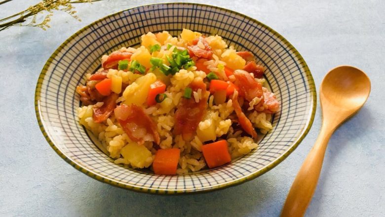 土豆香肠胡萝卜焖饭,装碗撒上葱花点缀即可享用了。