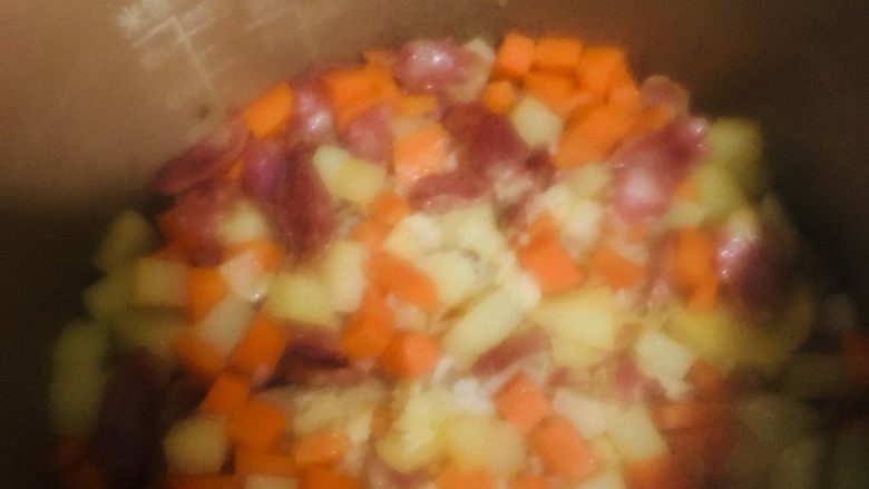 土豆香肠胡萝卜焖饭,待煮饭键跳起后再焖15分钟，再打开锅盖