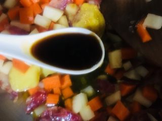 土豆香肠胡萝卜焖饭,蚝油