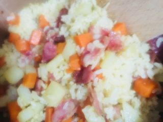 土豆香肠胡萝卜焖饭,用饭勺拌匀