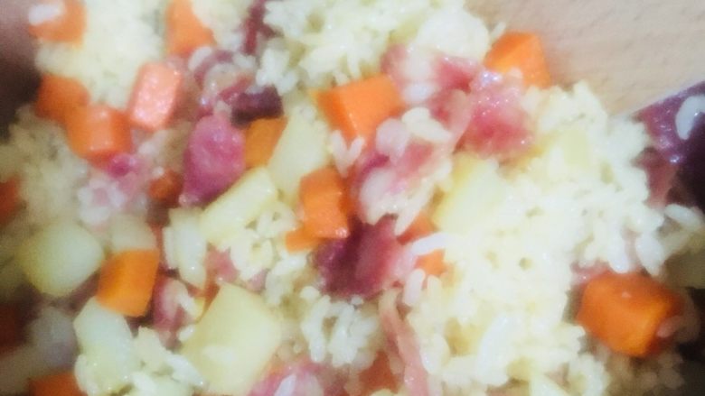 土豆香肠胡萝卜焖饭,用饭勺拌匀