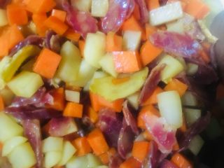 土豆香肠胡萝卜焖饭,炒出香味