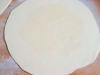 鸡蛋灌饼,中间涂一层食用油