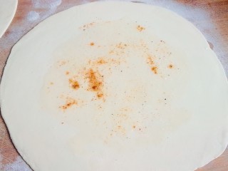 鸡蛋灌饼,周边涂一层水，这个步骤一定要做（方便两层面皮粘在一起，打入鸡蛋的时候不会流出来）