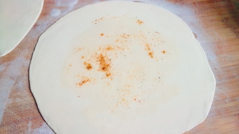 鸡蛋灌饼,周边涂一层水，这个步骤一定要做（方便两层面皮粘在一起，打入鸡蛋的时候不会流出来）