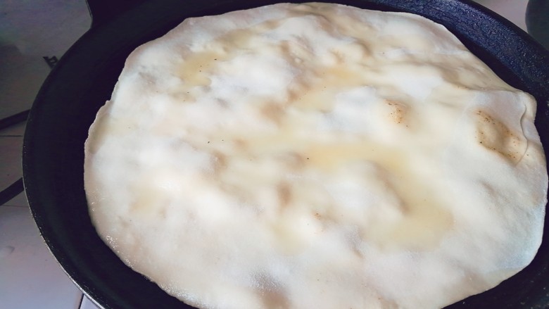 鸡蛋灌饼,起泡的时候先涂一层油然后翻面