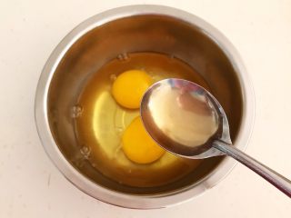 减脂快手菜  银芽炒蛋,把鸡蛋液打入碗中，加入1勺料酒