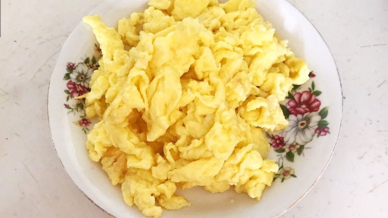 减脂快手菜  银芽炒蛋,把炒好的鸡蛋盛出来备用