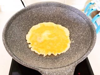 减脂快手菜  银芽炒蛋,油烧热后加入鸡蛋液