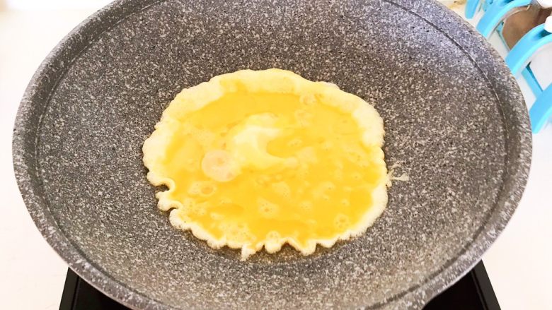 减脂快手菜  银芽炒蛋,油烧热后加入鸡蛋液