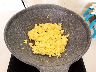 减脂快手菜  银芽炒蛋,把鸡蛋液炒成小蛋块