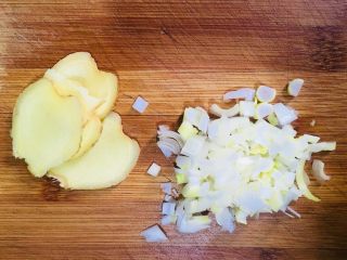 土豆香肠胡萝卜焖饭,葱姜洗净切好备用