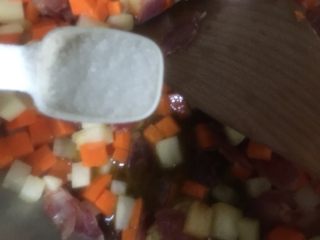土豆香肠胡萝卜焖饭,和少许盐