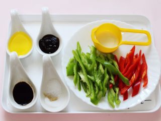 百吃不厌的双椒炒肉,称重好所有的调料，青椒和红椒洗净后用刀切成丝备用。