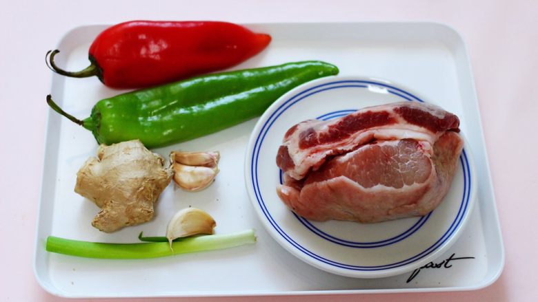 百吃不厌的双椒炒肉,首先备齐所有的食材。