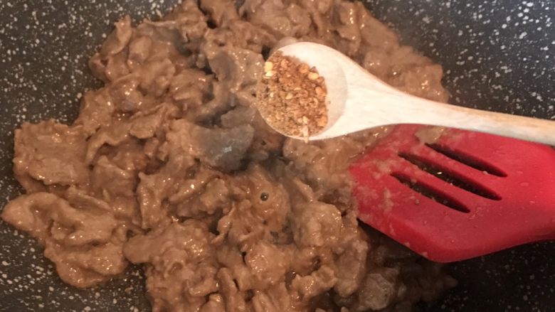 孜然牛肉,牛肉变色后加入半勺辣椒粉