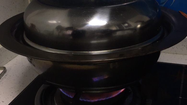 豆沙馒头,锅中放入清水，煤气灶上把水烧开。