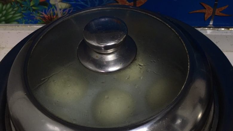 豆沙馒头,将笼格放入锅中，中火蒸10分钟，关火焖5分钟。