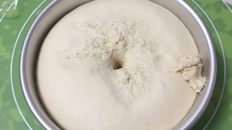 豆沙馒头,发酵完成拿来用手指戳一下不反弹。