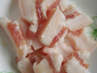 大白菜炒肉,猪肉清洗干净切成薄片用盐、黄酒腌制十五分钟