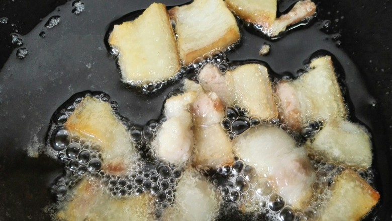 大白菜炒肉,煎致金黄即可，熬出一些猪油能使白菜更香
