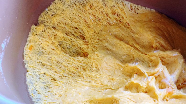 香煎南瓜小馒头,继续用面包机的发酵功能将面团发酵至两倍大即可，拉开面团呈蜂窝状。